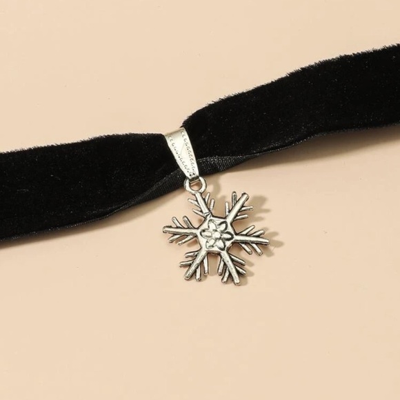 ❄️ Lovely Snowflake Choker ❄️ - Picture 3 of 3